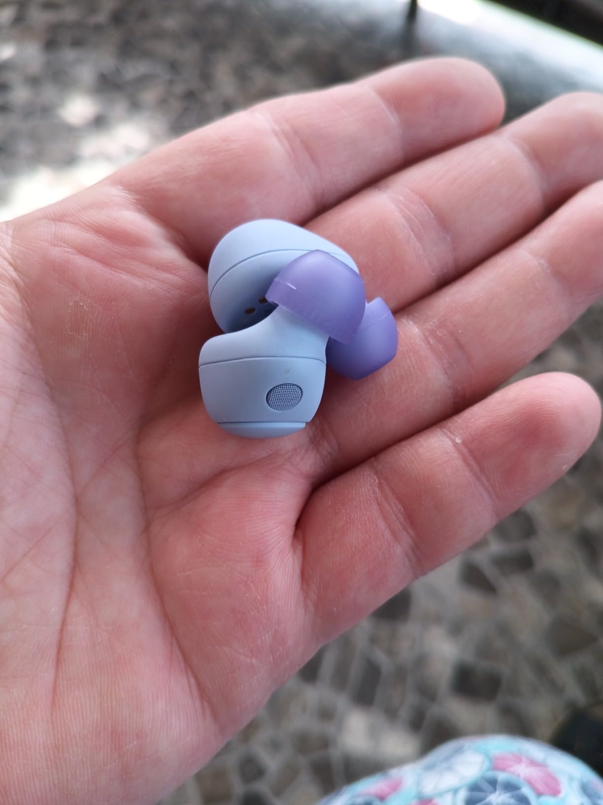 Buen sonido, pero la funda es de plástico