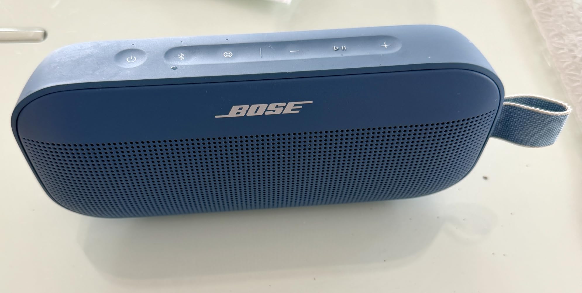 Buen altavoz, pero el color no es exacto