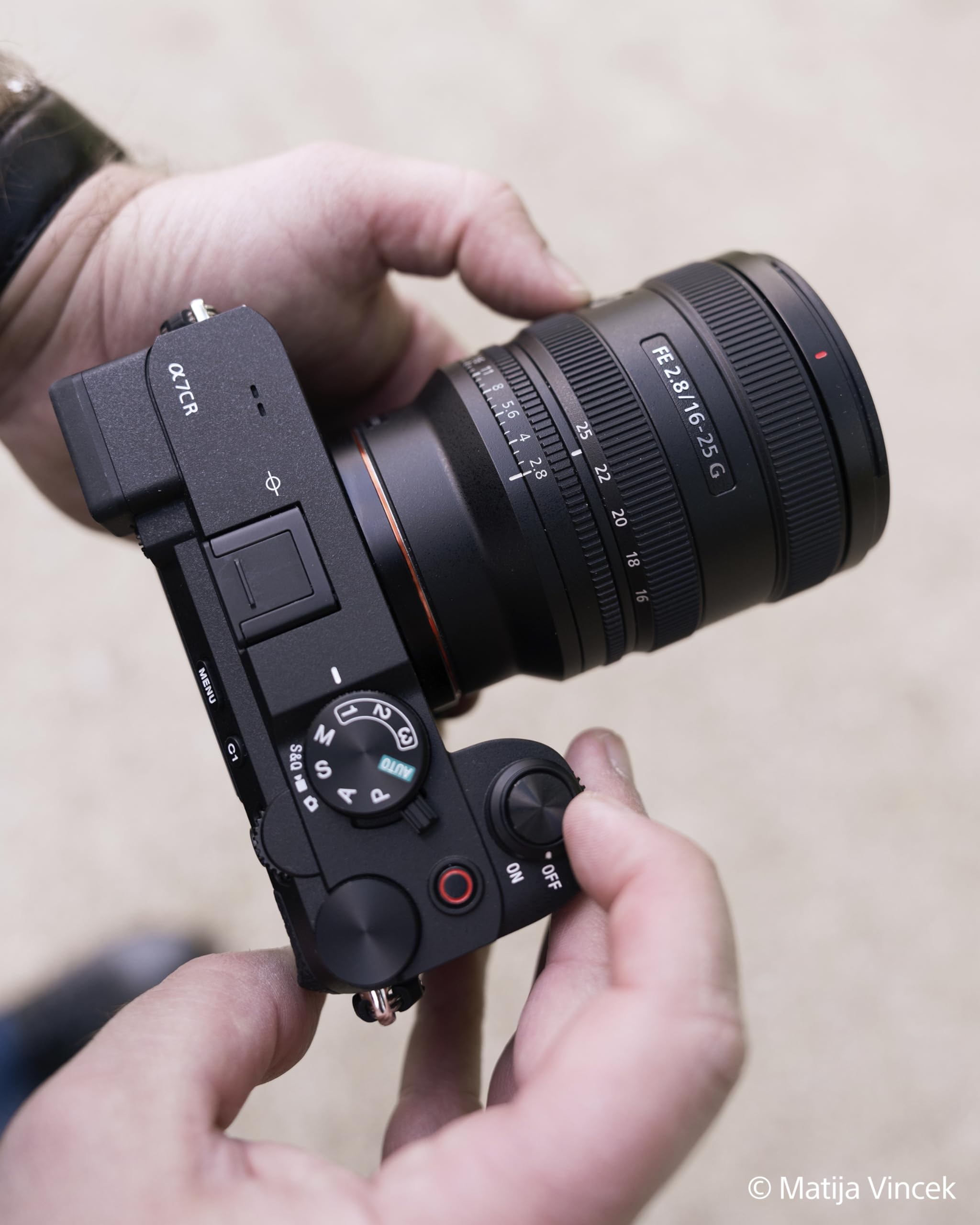 sony-fe-16-25mm-f-2-8-g-objetivo-zoom-gran-angular-full-frame-sel1625g image 3